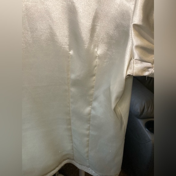 Elegant White Satin Blouse - Picture 8 of 9